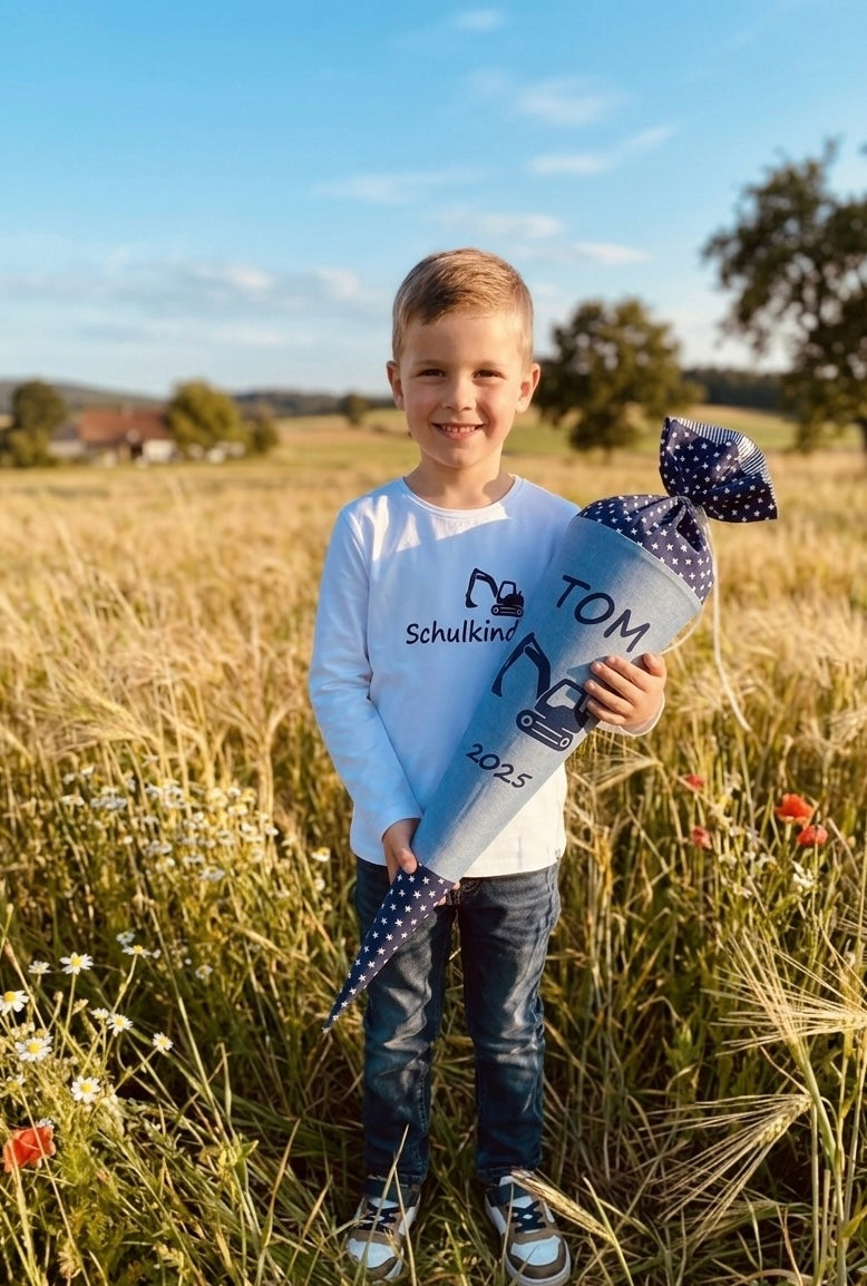 Kind trägt rosa Einschulungsshirt Schulkind Bagger  von Lessi-Design