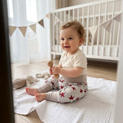 Baby trägt handgemachte Mitwachshose mit roten Sternen aus Westfalenstoff von Lessi-Design