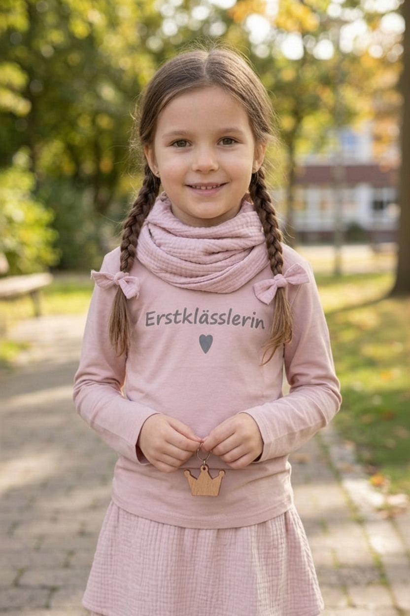 Kind trägt rosa Einschulungsshirt Erstklässlerin Herz von Lessi-Design