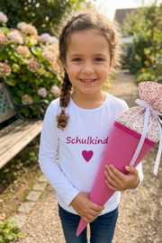 Kind trägt rosa Einschulungsshirt Schulkind Herz von Lessi-Design